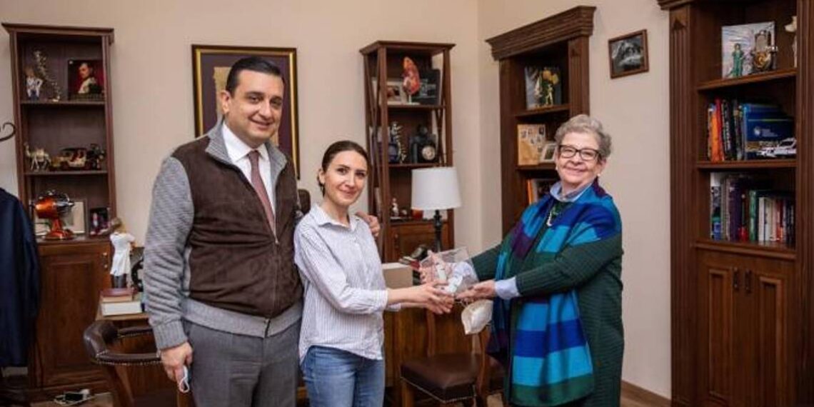 Посол ЕС в Армении посетила Дом воина