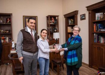 Посол ЕС в Армении посетила Дом воина