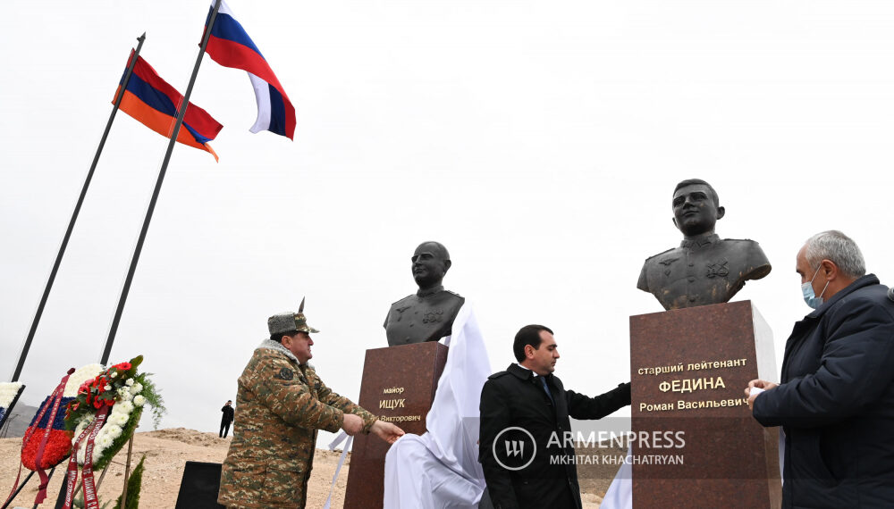 В Ерасхе открыт памятник летчикам сбитого Азербайджаном российского вертолета
