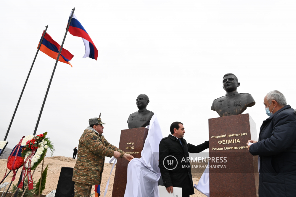 В Ерасхе открыт памятник летчикам сбитого Азербайджаном российского вертолета