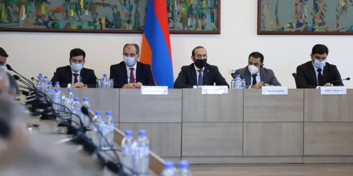 Арарат Мирзоян: Армения будет защищать как свою территориальную целостность, так и право армян Нагорного Карабаха на самоопределение