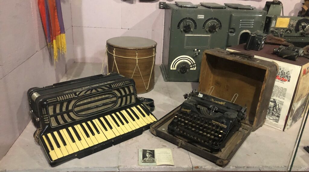 В Музее «Мать-Армения» хранится аккордеон, под который танцевали «Кочари» у Рейхстага