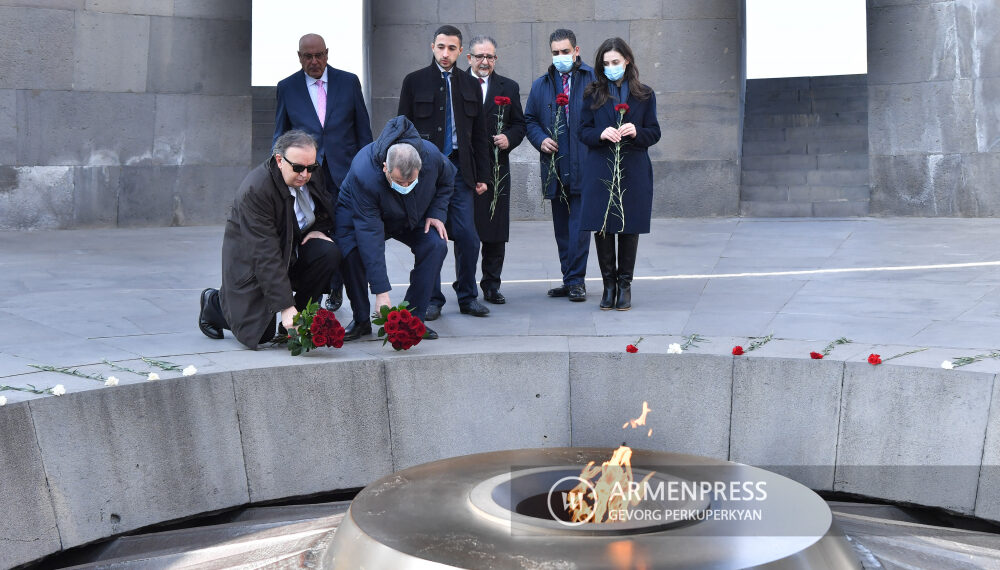 Члены делегации Высшего президентского комитета по делам церквей Палестины посетили Мемориал Геноцида армян