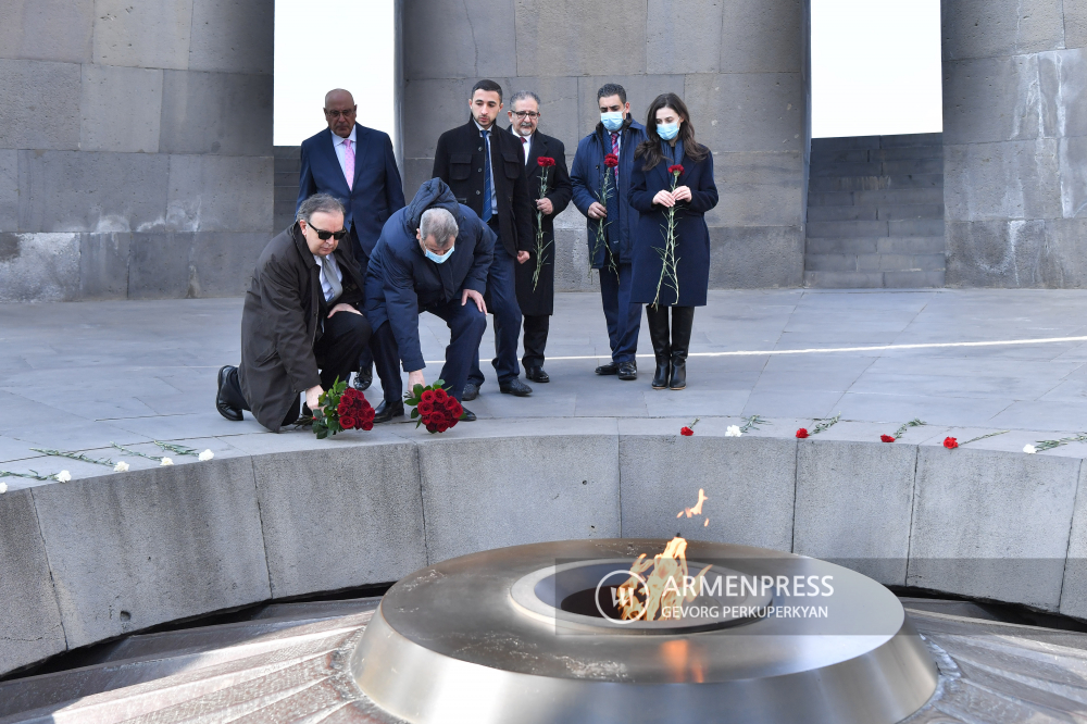 Члены делегации Высшего президентского комитета по делам церквей Палестины посетили Мемориал Геноцида армян
