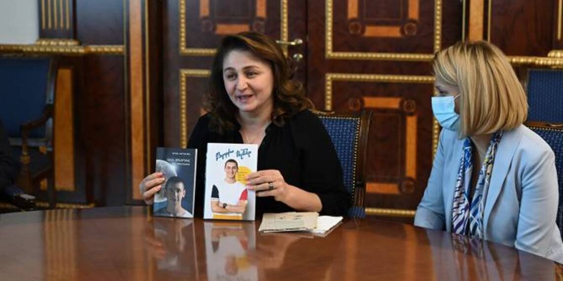 Президент Саркисян принял мать геройски погибшего в Арцахской войне Героя Арцаха Алена Маргаряна