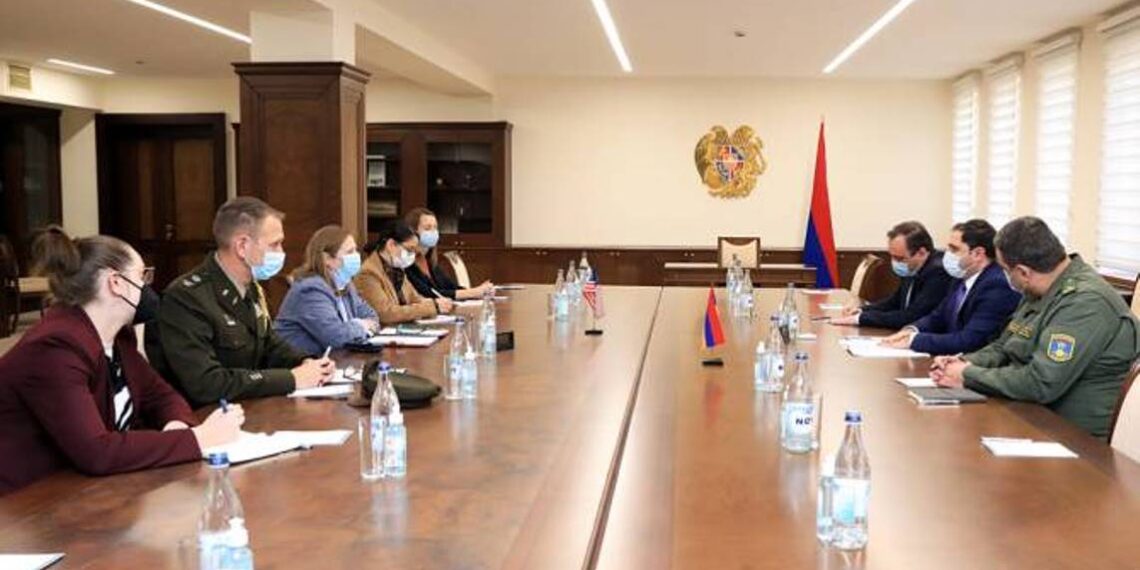 Министр обороны Армении и посол США обсудили ситуацию на границе