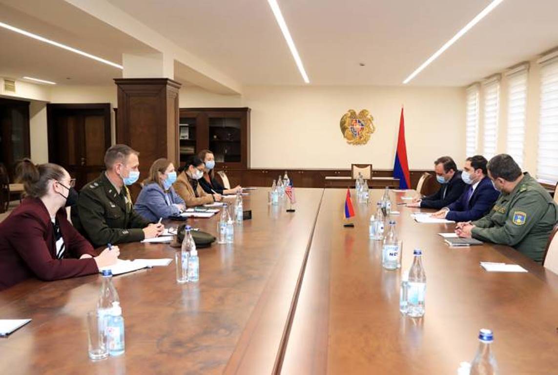 Министр обороны Армении и посол США обсудили ситуацию на границе