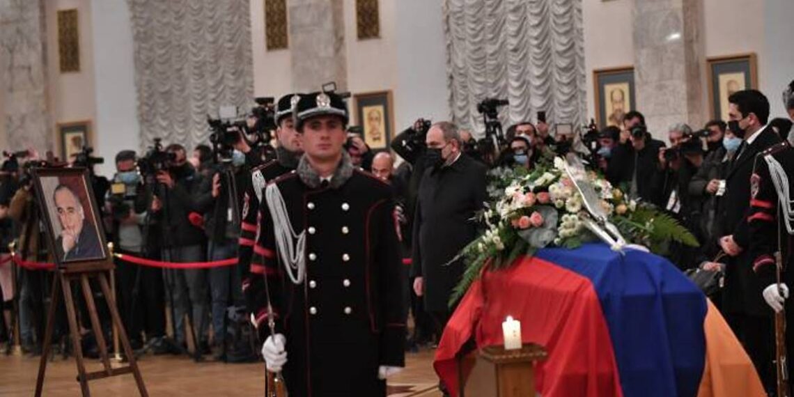 Премьер-министр Пашинян присутствовал на панихиде по Вано Сирадегяну