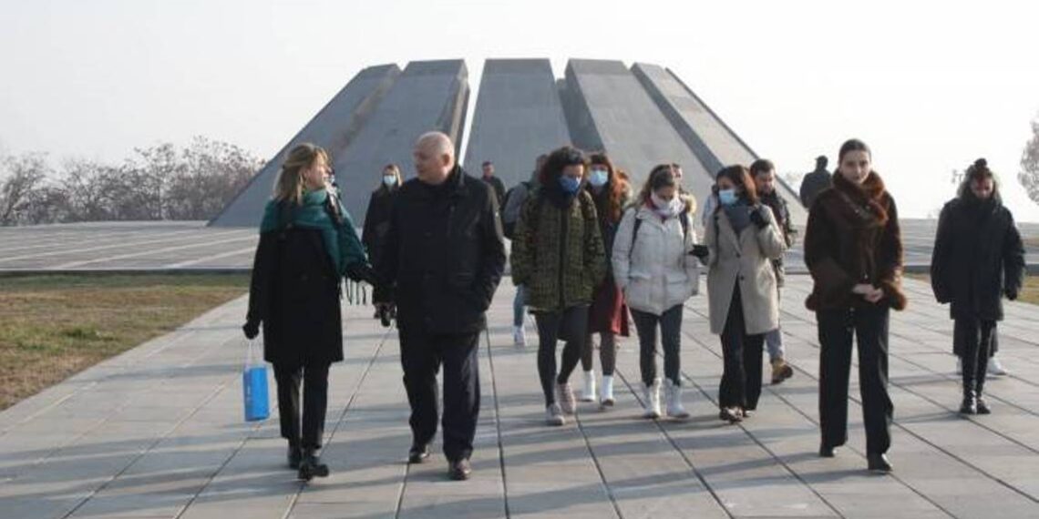 Члены делегации французского региона Овернь-Рона-Альпер посетили Мемориал Геноцида армян