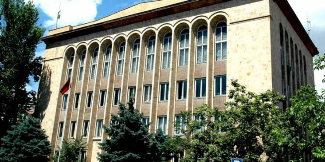 Находящееся под арестом лицо должно быть освобождено после получения депутатского мандата: решение КС