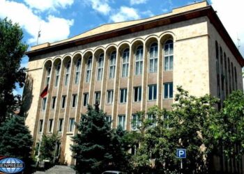 Находящееся под арестом лицо должно быть освобождено после получения депутатского мандата: решение КС