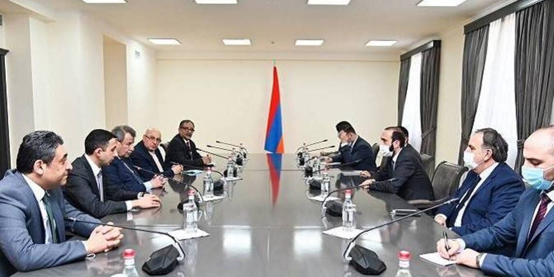 Глава МИД Армении принял делегацию Высшего президентского комитета по делам церквей Палестины