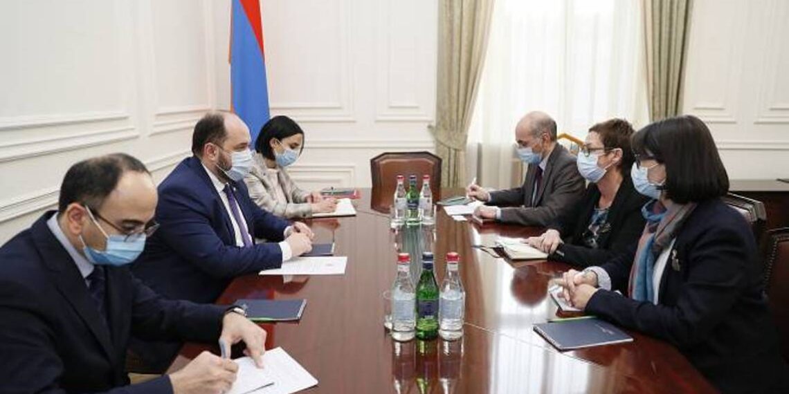 Араик Арутюнян провел встречу с Чрезвычайным и Полномочным послом Франции в Армении