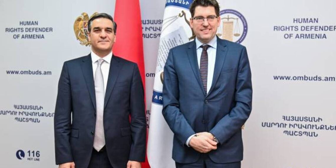 Азербайджанские военнослужащие должны покинуть дороги Сюника: ЗПЧ Армении представил факты Матиасу Лютенбергу