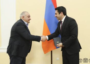 Председатель НС РА наградил памятной медалью группу сотрудников Общественного телевидения