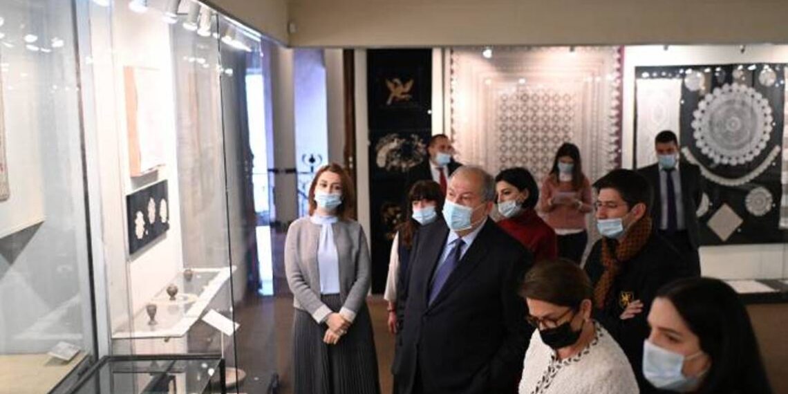 Президент Армении вместе с супругой посетил Музей народного искусства имени Ованеса Шарамбеяна