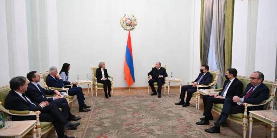 Президент Армении принял делегацию во главе с председателем совета региона Иль-де- Франс Валери Пекресс