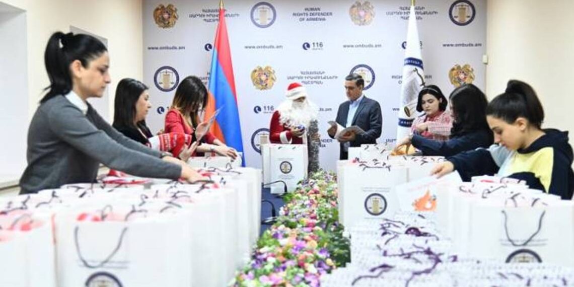 Омбудсмен Армении для детей многодетных семей Гюмри организовал новогодний праздник