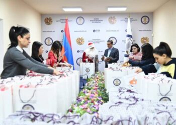 Омбудсмен Армении для детей многодетных семей Гюмри организовал новогодний праздник