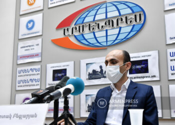 У Арцаха должна быть прямая граница с Арменией, наши оккупированные территории должны быть возвращены. Артак Бегларян