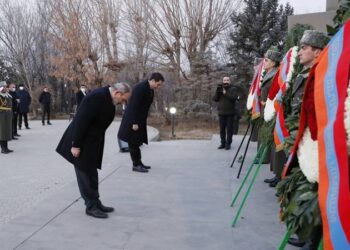 Никол Пашинян в сопровождении высшего руководства Республики Армения посетил воинский пантеон «Ераблур»