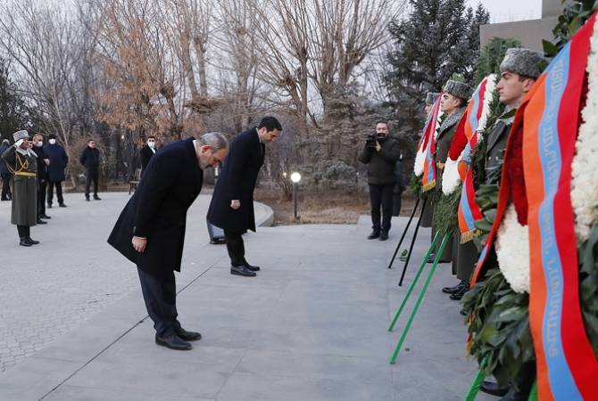 Никол Пашинян в сопровождении высшего руководства Республики Армения посетил воинский пантеон «Ераблур»