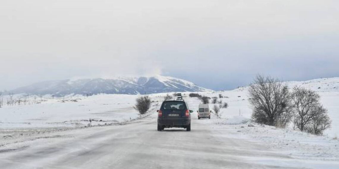 На автодорогах Ашоцка, Севана и на перевале Варденяц идет снег