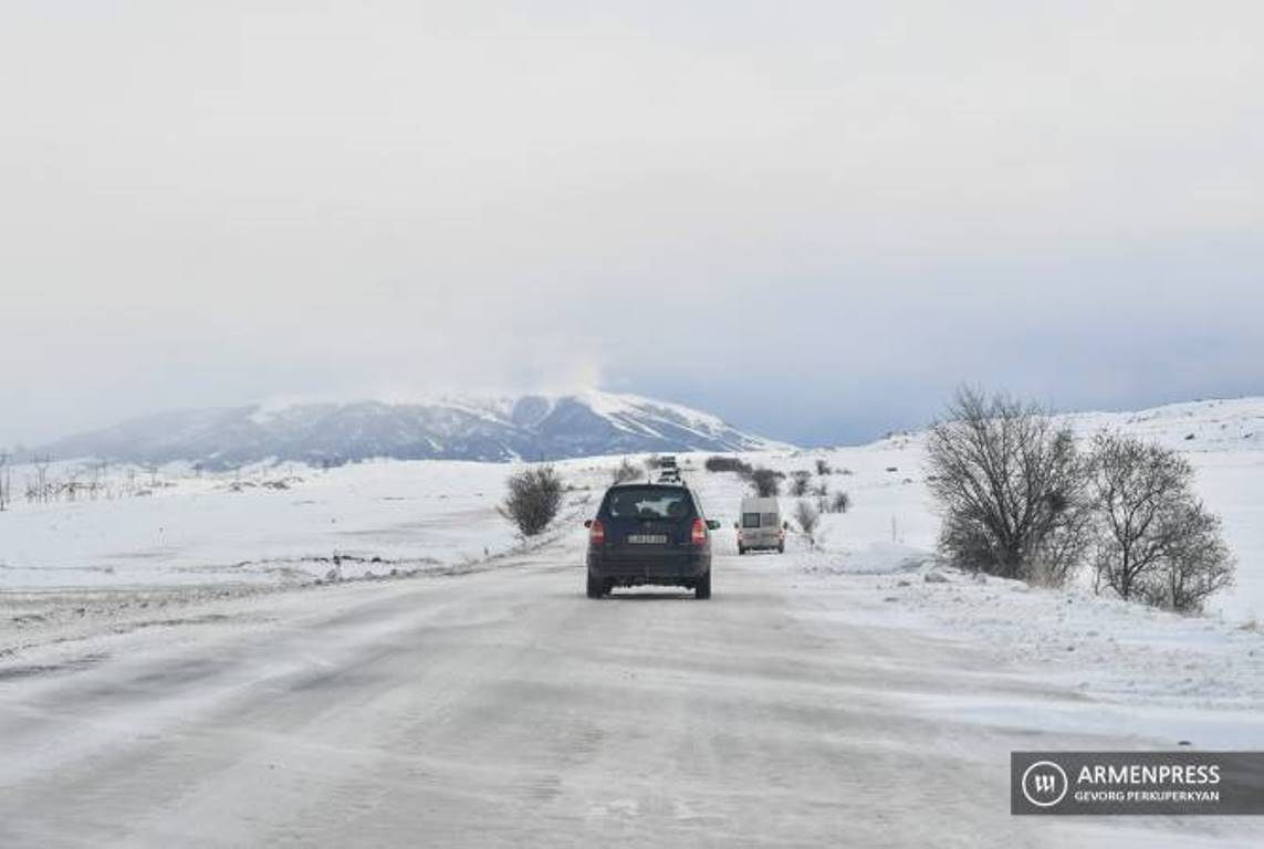 На автодорогах Ашоцка, Севана и на перевале Варденяц идет снег