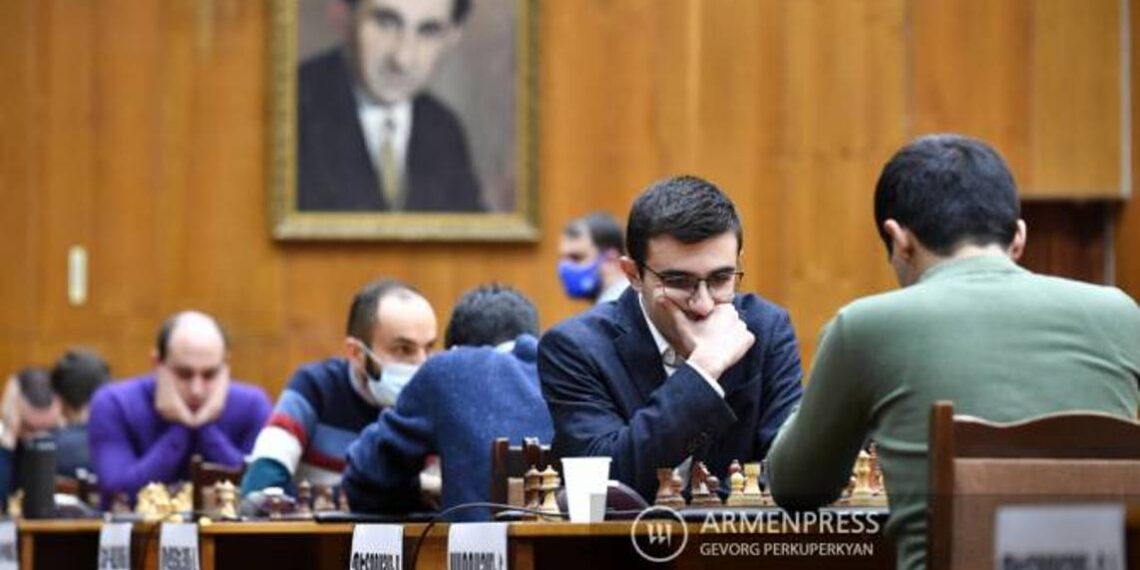 Чемпион Армении по шахматам турнир начал с победы