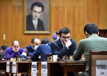 Чемпион Армении по шахматам турнир начал с победы