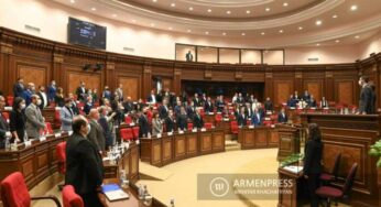 Парламент Армении минутой молчания почтил память героев, погибших в результате азербайджанской провокации