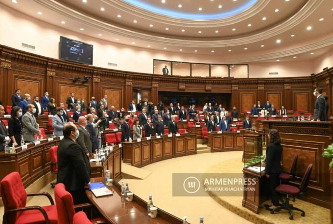 Парламент Армении минутой молчания почтил память героев, погибших в результате азербайджанской провокации