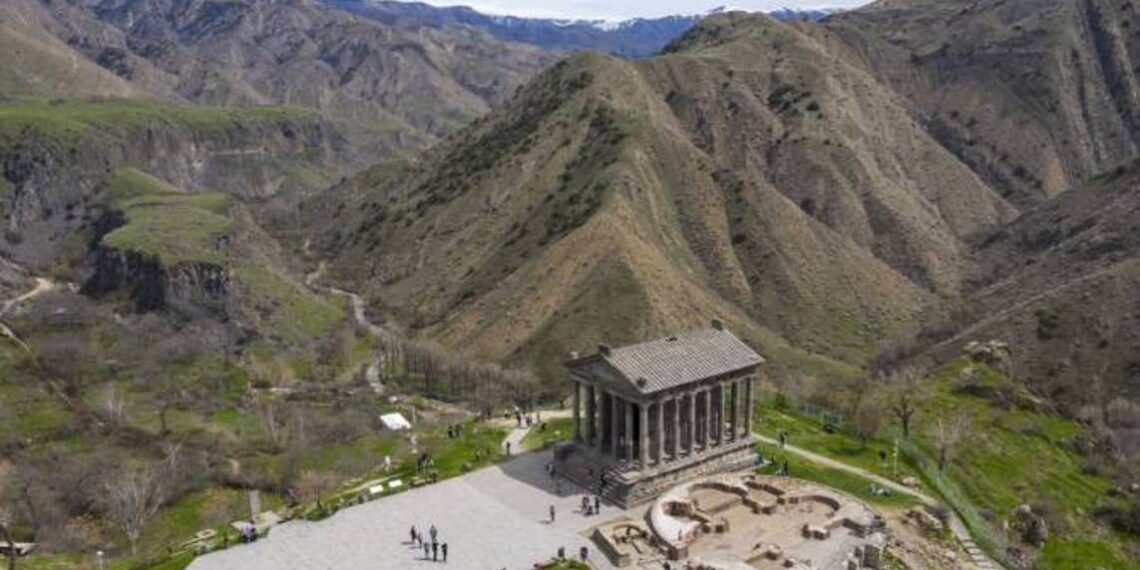 Храм Гарни включен в список лучших памятников мира, построенных в период существования Римской империи