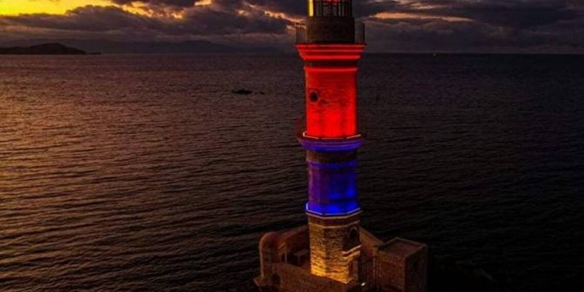 Маяк в Ханье, здание мэрии города Александруполис в Греции осветились цветами армянского триколора