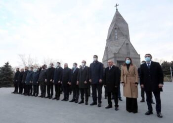 По случаю Дня Армии высокопоставленные лица почтили память героев в Ераблуре