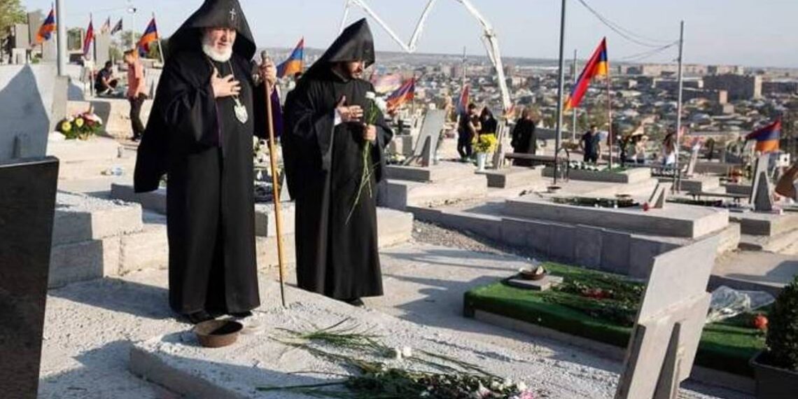 Католикос Всех Армян в Ераблуре помолился за упокой душ героев