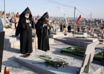 Католикос Всех Армян в Ераблуре помолился за упокой душ героев