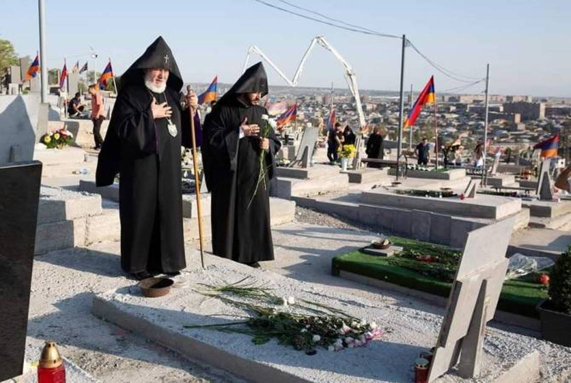 Католикос Всех Армян в Ераблуре помолился за упокой душ героев