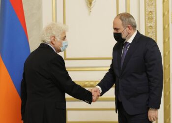 Никол Пашинян принял композитора, дирижера Лориса Чкнаворяна