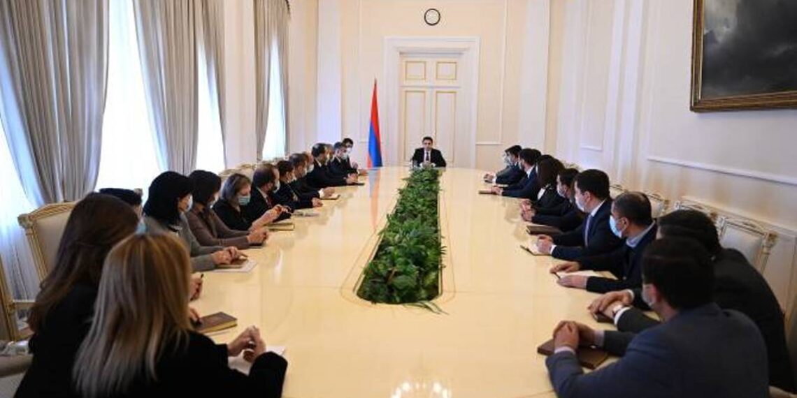 Ален Симонян встретился с сотрудниками Аппарата президента