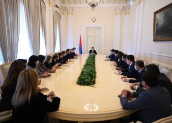 Ален Симонян встретился с сотрудниками Аппарата президента