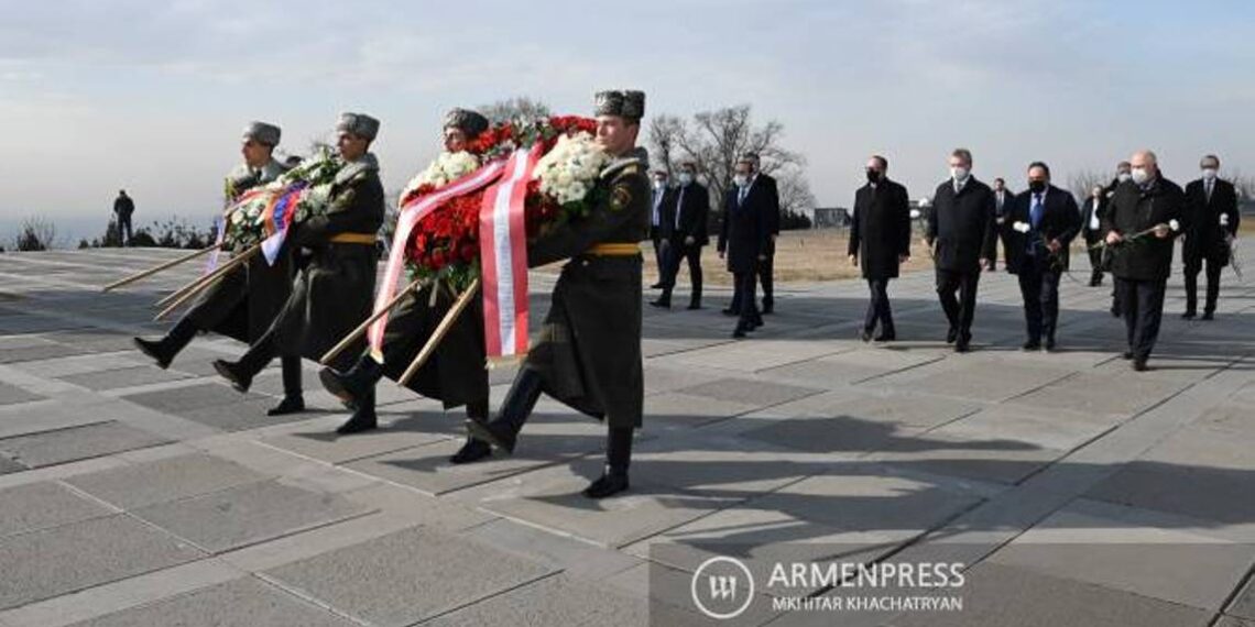 Глава МИД Австрии почтил память жертв Геноцида армян