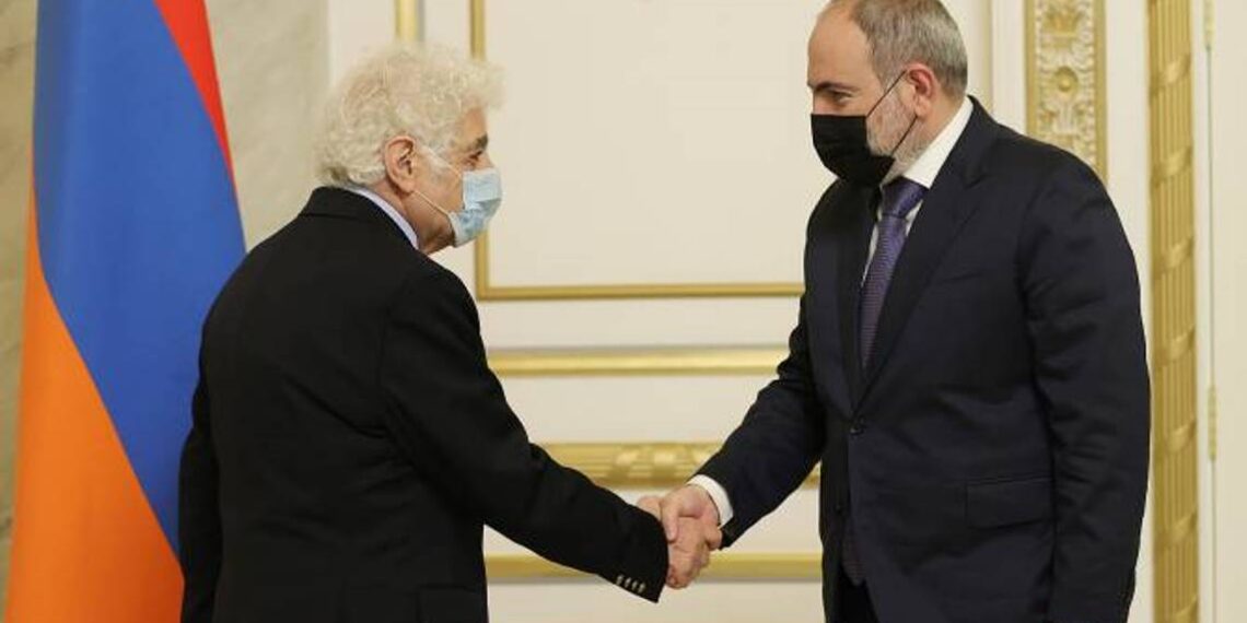 Премьер-министр Пашинян принял композитора, дирижера Лориса Чкнаворяна