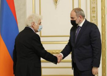 Премьер-министр Пашинян принял композитора, дирижера Лориса Чкнаворяна