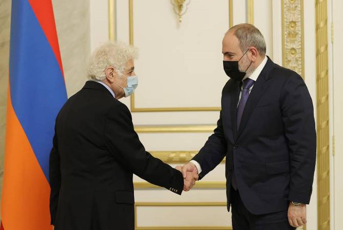 Премьер-министр Пашинян принял композитора, дирижера Лориса Чкнаворяна