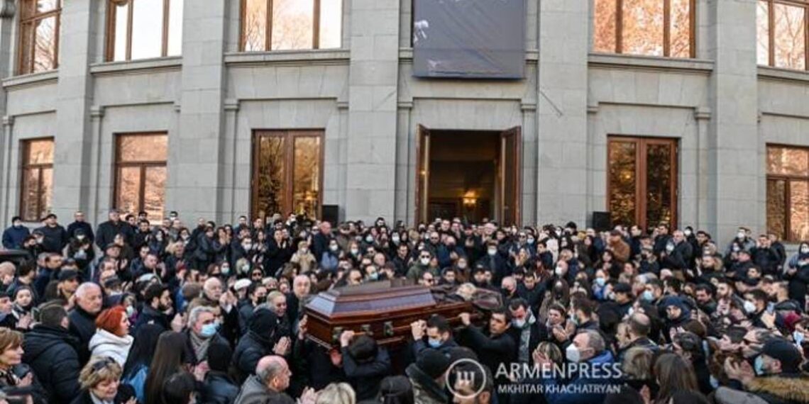 Тысячи ереванцев приняли участие в церемонии прощания с Артуром Григоряном