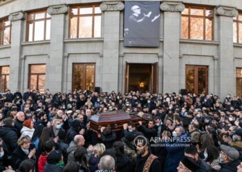 Тысячи ереванцев приняли участие в церемонии прощания с Артуром Григоряном