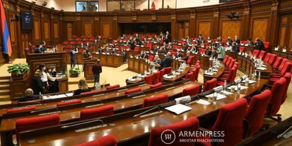 В Национальном собрании Армении началось очередное заседание: в повестке дня 16 вопросов