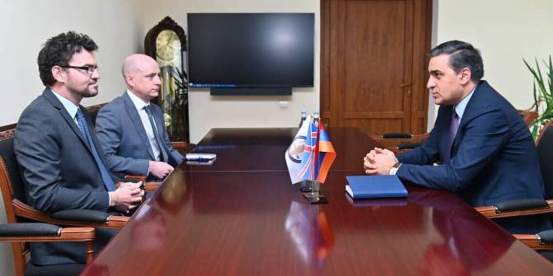 Омбудсмен Армении Арман Татоян встретился с Джоном Галагером