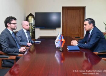 Омбудсмен Армении Арман Татоян встретился с Джоном Галагером